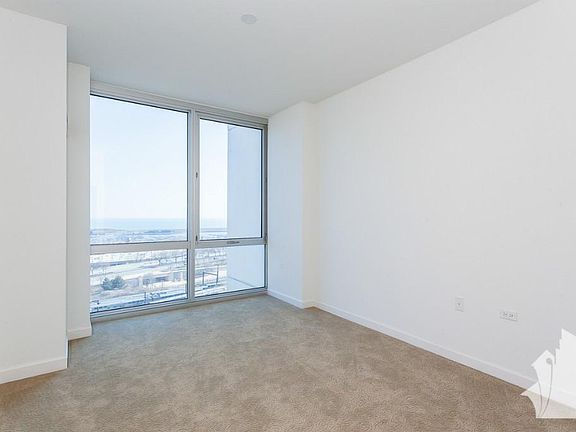 4th image of 1629 S Prairie Ave Unit 1402A