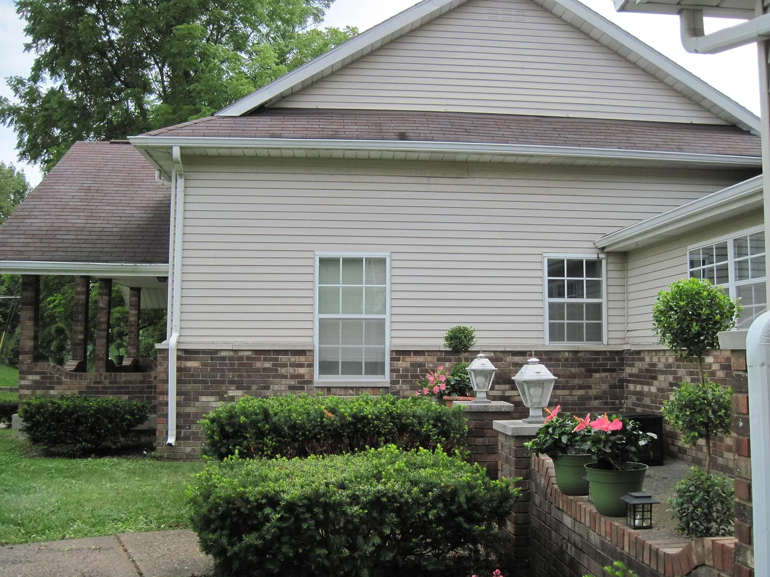 330 Pickett St — Photo 2