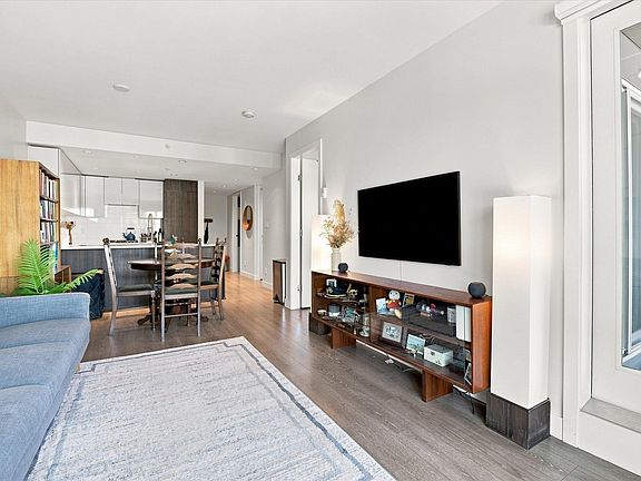 3rd image of 1588 Hastings St E #323