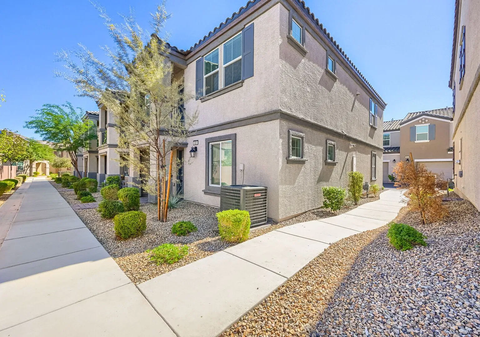 Spacious 3BR Townhome in Gated Community — Photo 2