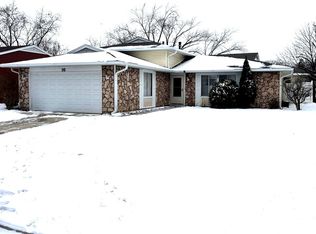 16 Highbury Dr, Elgin, IL 60120