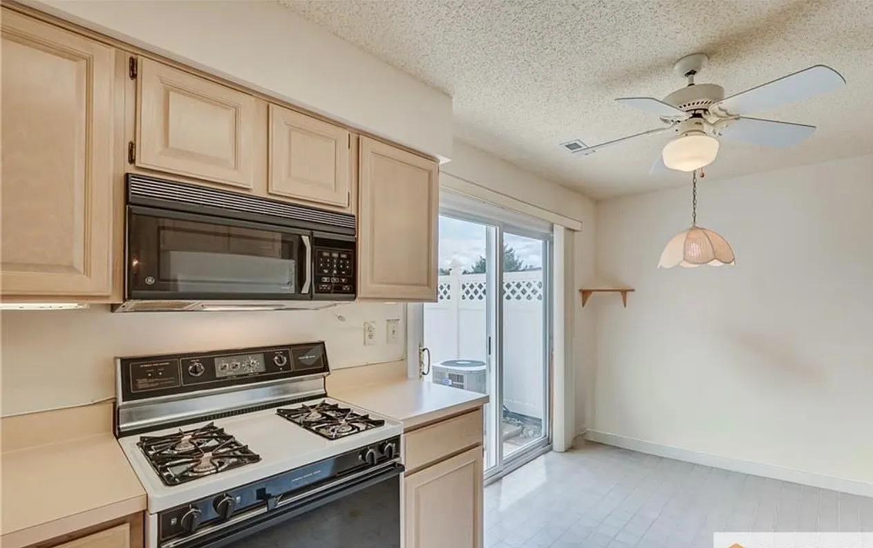 2 bed, 2.5 bath, 1400 sqft, $2,600 — Photo 1