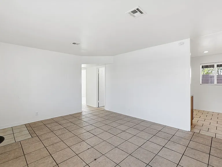 4329 N Longview Ave #10 — Photo 8