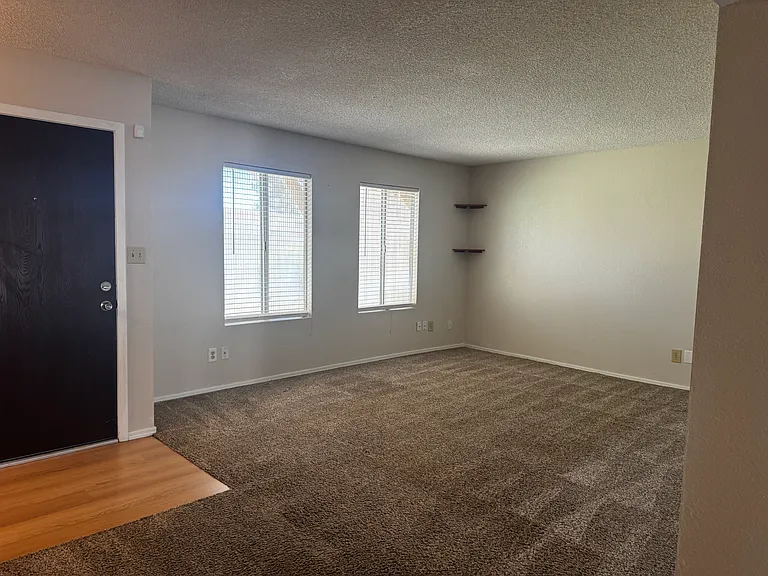 8055 N 31st Ln — Photo 2