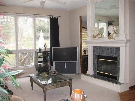 The Great Rm has minimum 10' ceilings, a ceiling fan & 2 way fireplace!