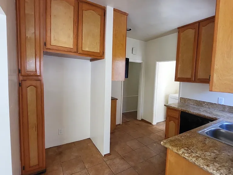 1820 S Wilton Pl — Photo 6