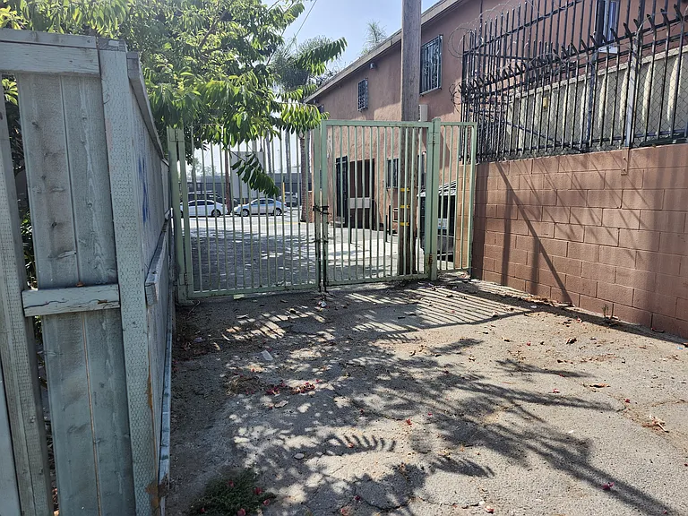 261 W 43rd Pl — Photo 9