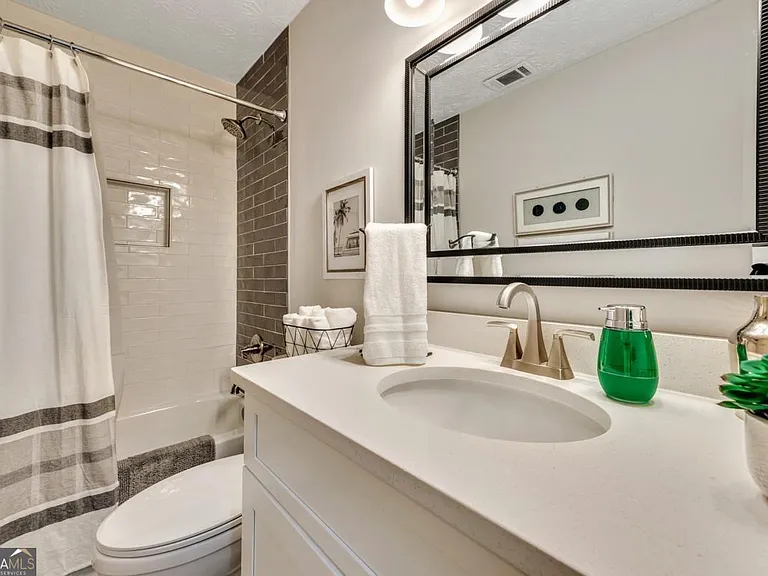 160 Booth Rd SW #B — Photo 15
