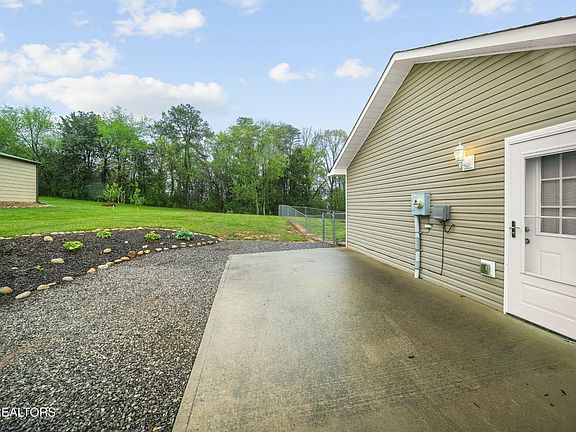 3rd image of 695 Privet Dr