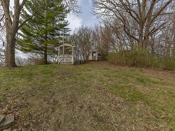 4th image of 25 Oak Grove Rd