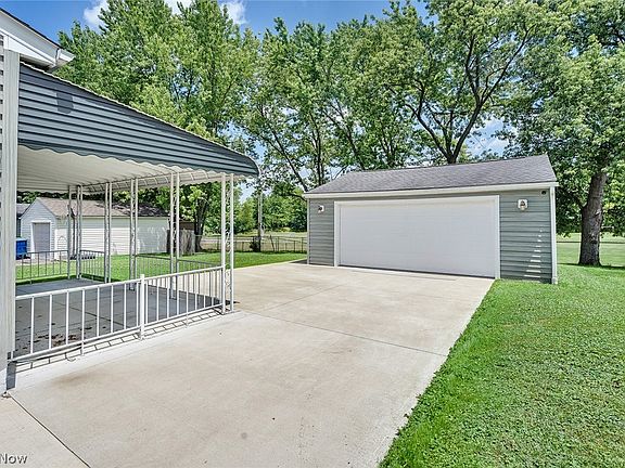 3rd image of 751 Dresden Dr