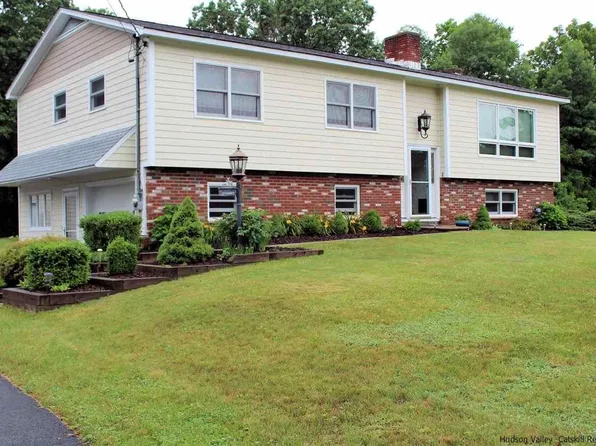 35 Decter Dr, Kerhonkson, NY 12446