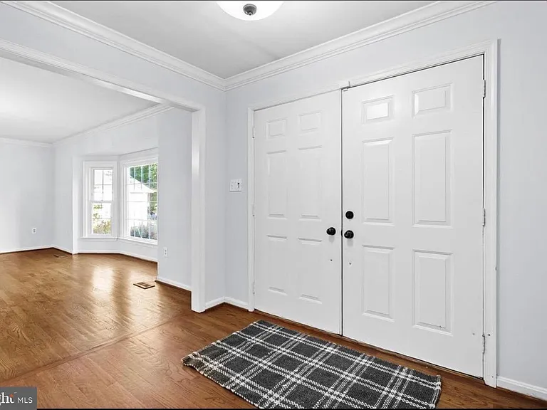 25 Whittingham Cir — Photo 2