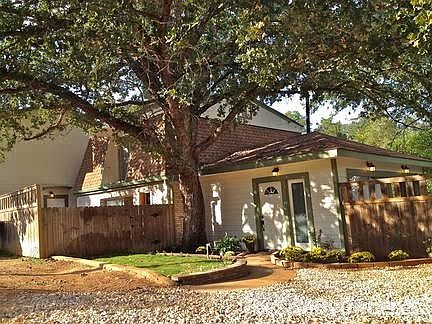 2nd image of 103 Lake Leaf Dr