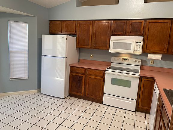3rd image of 130 Bristol Cir