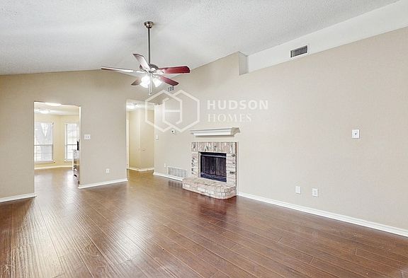 5th image of 302 Moss Hill Dr