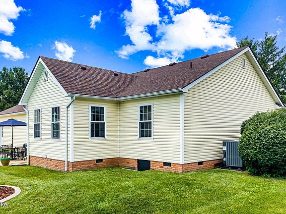 3rd image of 109 Lookout Ct
