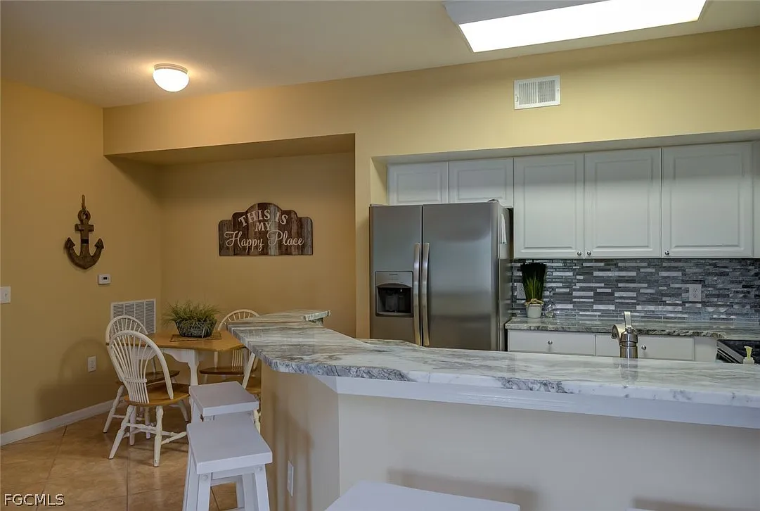2 bed, 2.0 bath, 981 sqft, $3,300 — Photo 2
