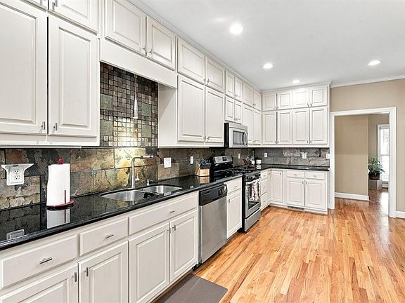 3rd image of 5785 Nash Commons Dr