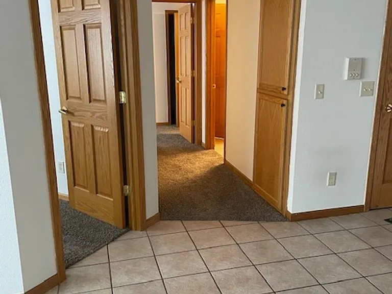 2500 Hillcrest Dr — Photo 2