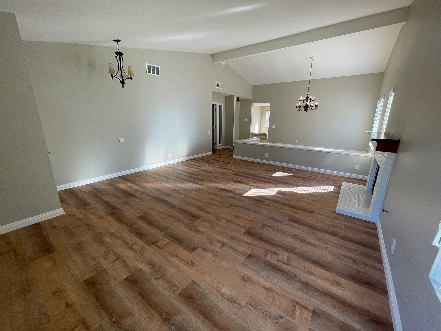 4 bed, 2242 sqft, $4,900 — Photo 2