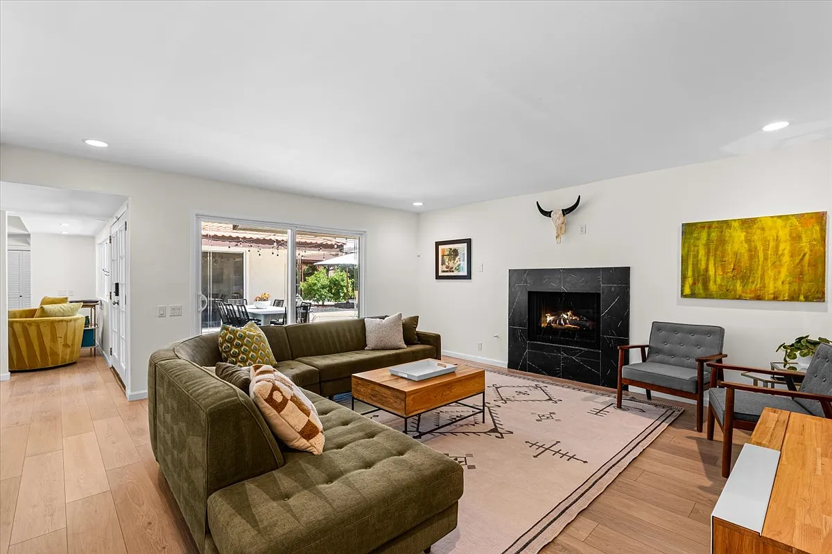 3 bed, 1949 sqft, $5,000 — Photo 2