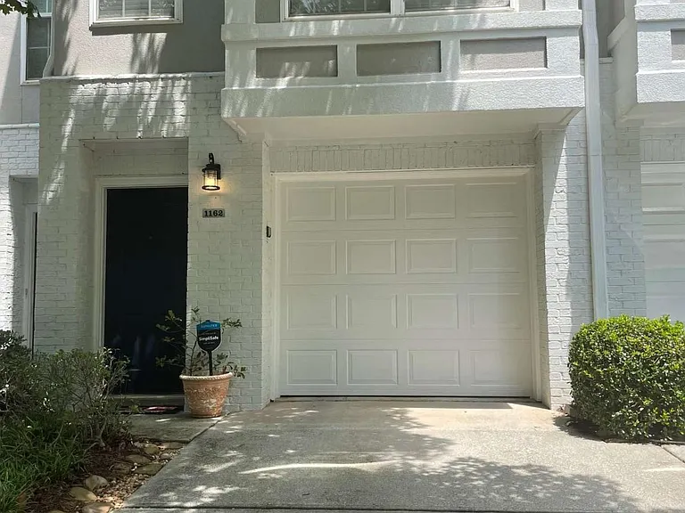 1162 Village Ct SE — Photo 1