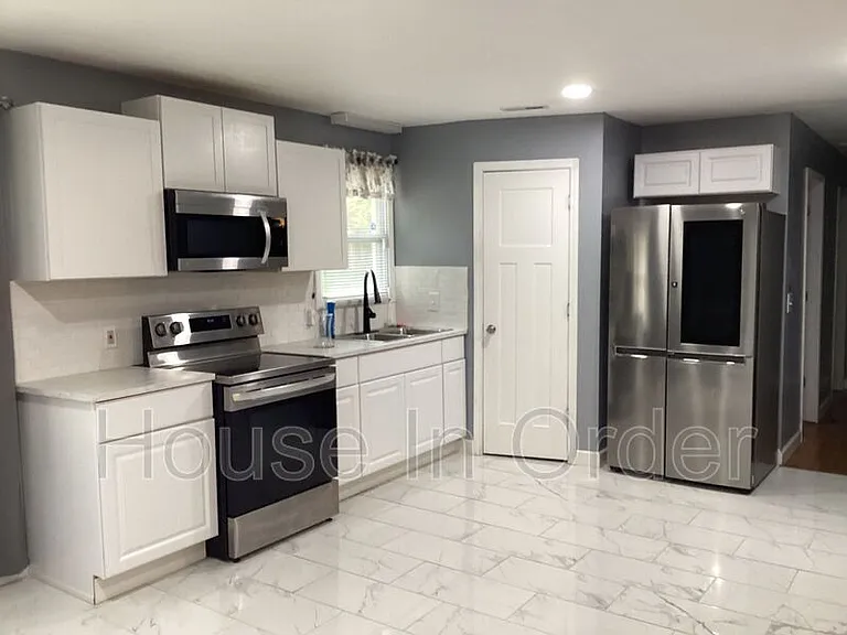 64 Valentine St E — Photo 4