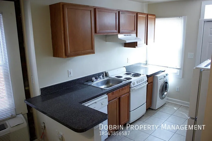 Upgraded 1B with Granite Kitchen and Fenced Yard — Photo 2