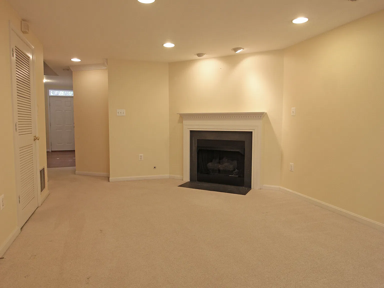 3 bed, 3.5 bath, 1684 sqft, $3,600 — Photo 2
