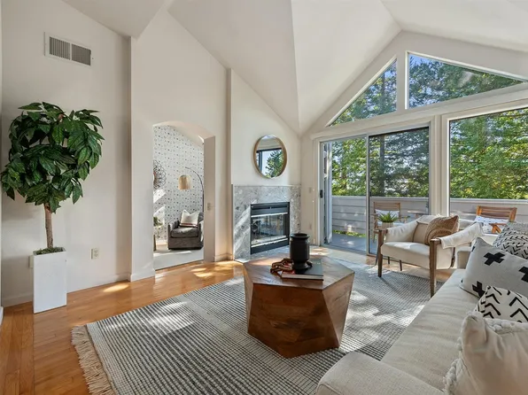 2012 Stonefield Lane, Santa Rosa, CA 95403