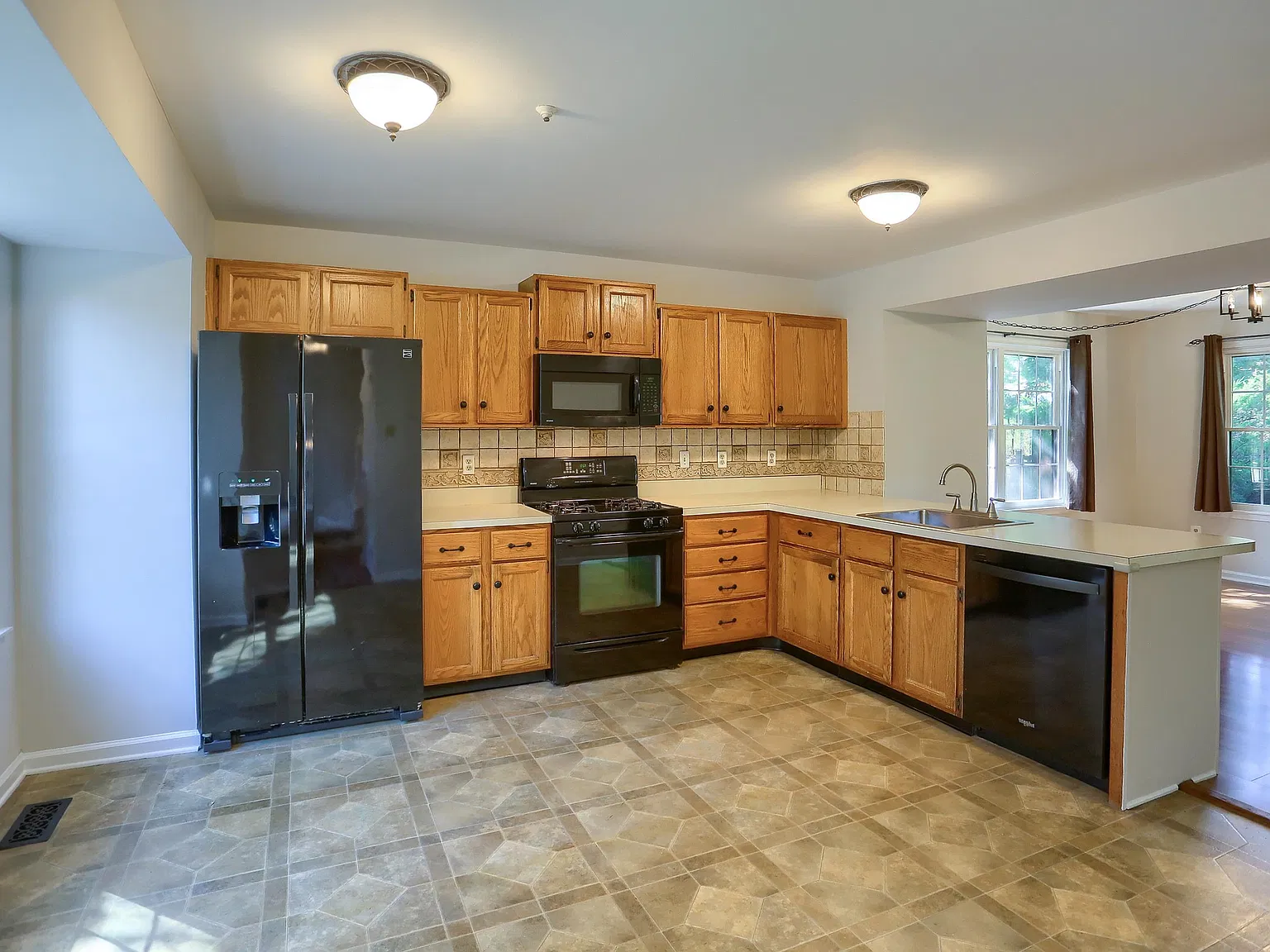 3 bed, 2901 sqft, $2,850 — Photo 4
