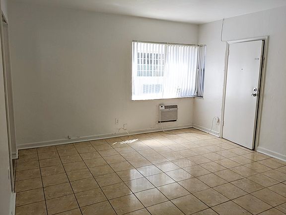 3rd image of 965 Biarritz Dr