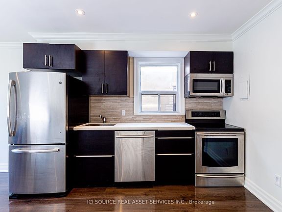 3rd image of 253 Lakeshore Rd E #D