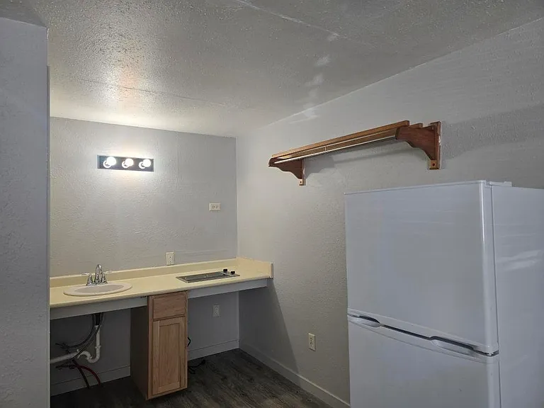 1420 Rodeo Rd — Photo 6