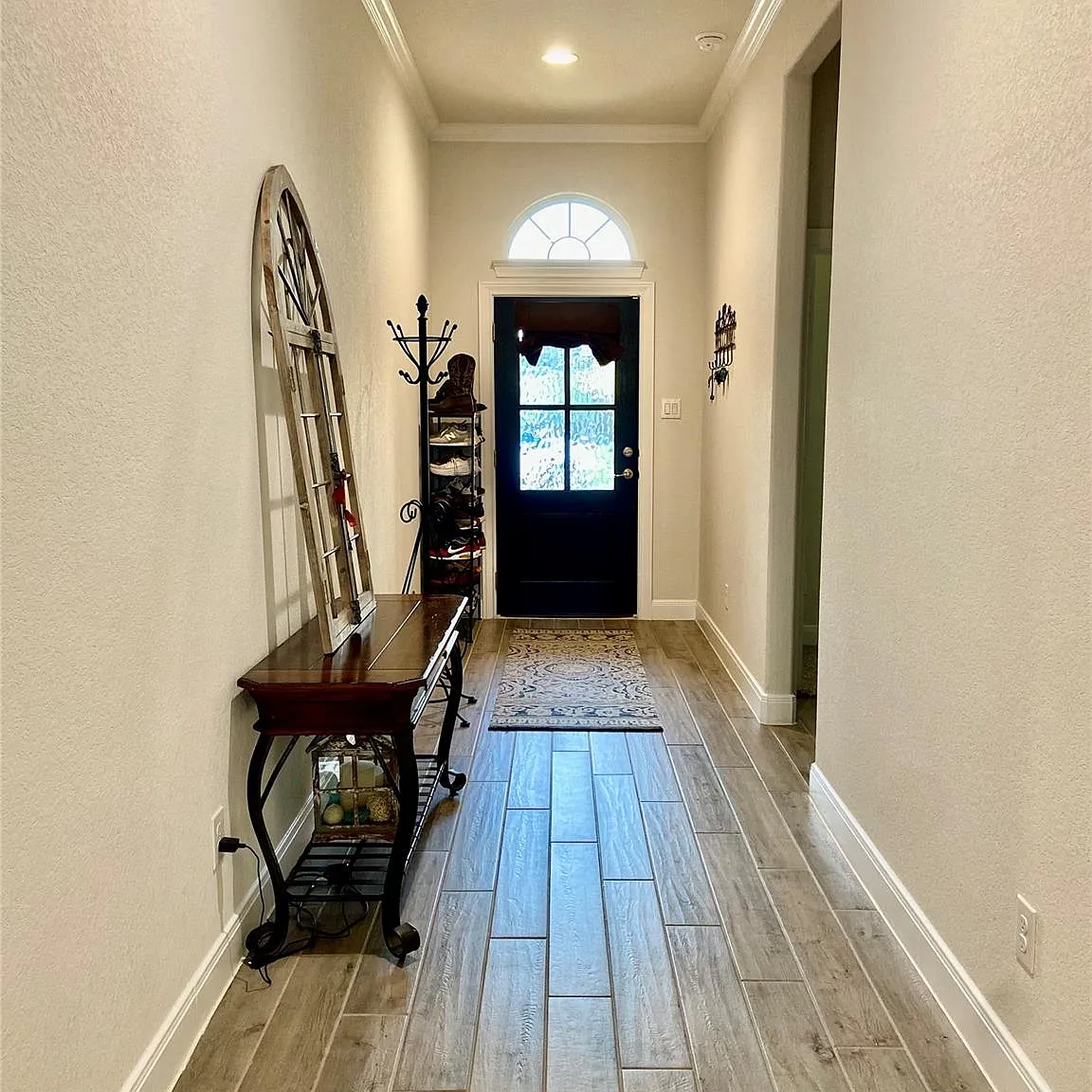 4 bed, 3.0 bath, 2001 sqft, $3,500 — Photo 3