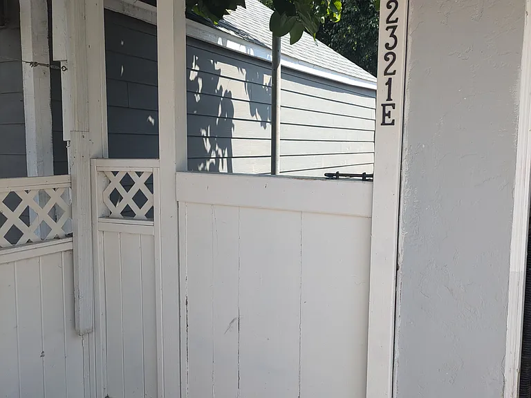 2321 Etiwanda St #E — Photo 12