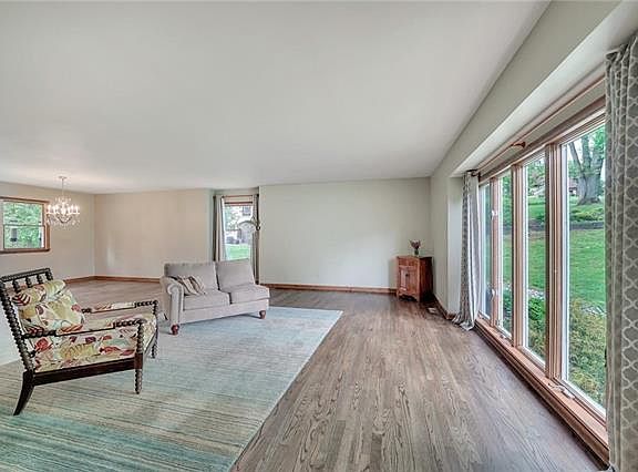 5th image of 68 Susan Dr