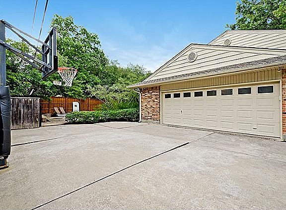 3rd image of 8 Shenandoah Pl
