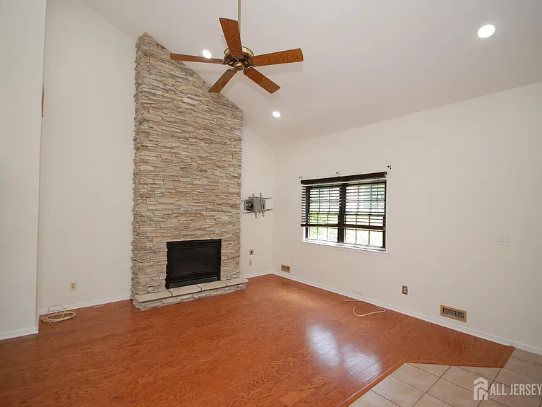 1 Wellington Ct — Photo 3