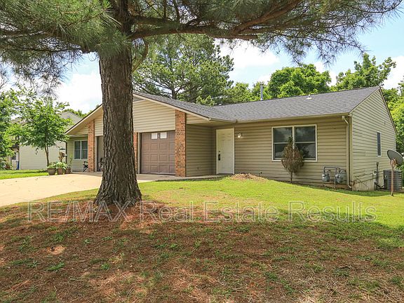 2nd image of 205 White Oak Dr NE #C