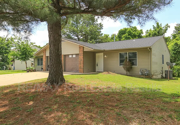 205 White Oak Dr NE #C — Photo 2
