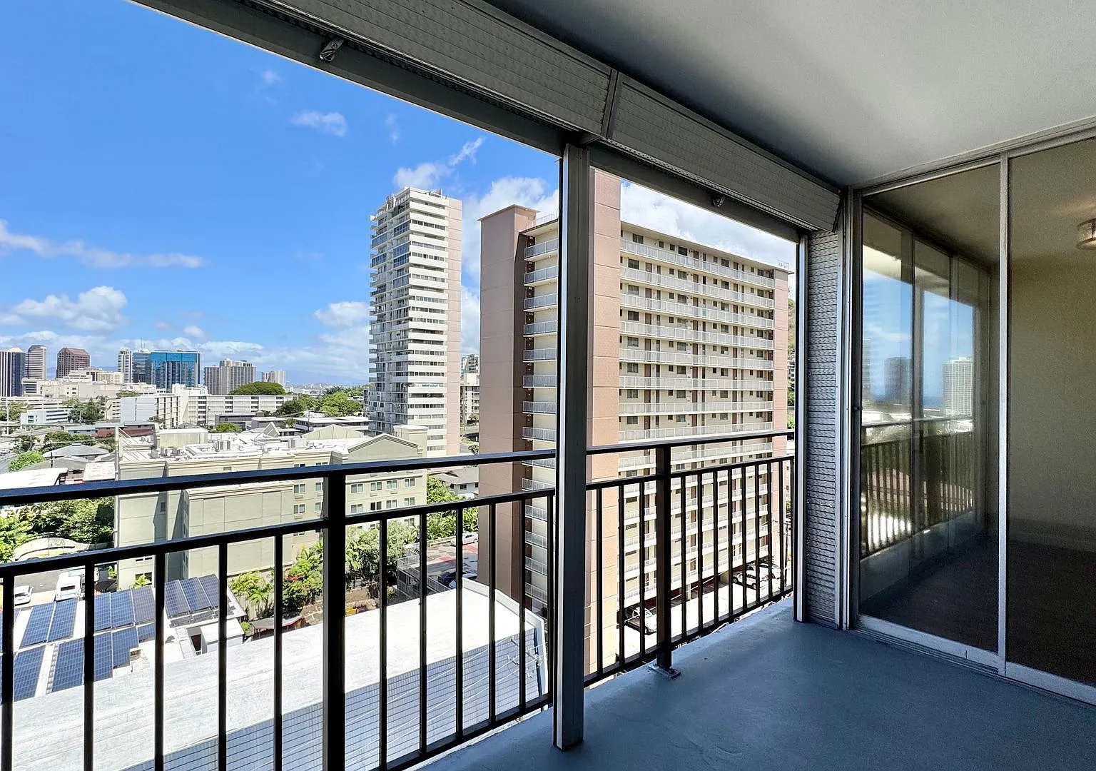 Spacious 1 Bed/1 Bath/1 Parking W/ Balcony - Available Now At Town House - Conveniently Located! — Photo 2