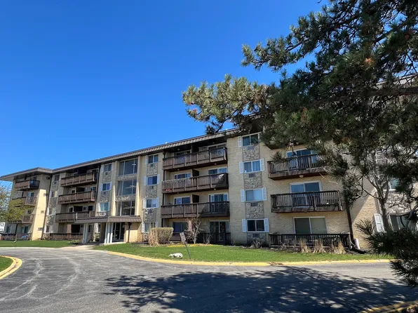 2218 S Goebbert Rd APT 393, Arlington Heights, IL 60005