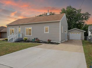 305 S Elm St, Lennox, SD 57039