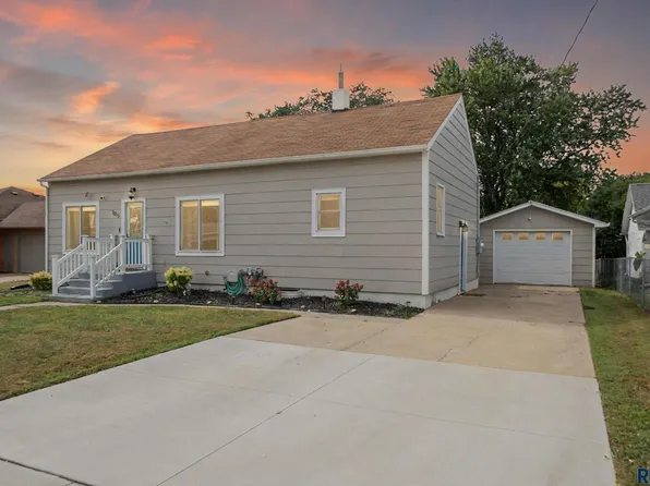 305 S Elm St, Lennox, SD 57039