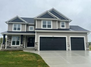 915 Medina Dr, Mukwonago, WI 53149