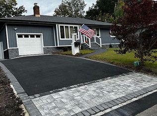 13 Bellaire Dr, Huntington, NY 11743
