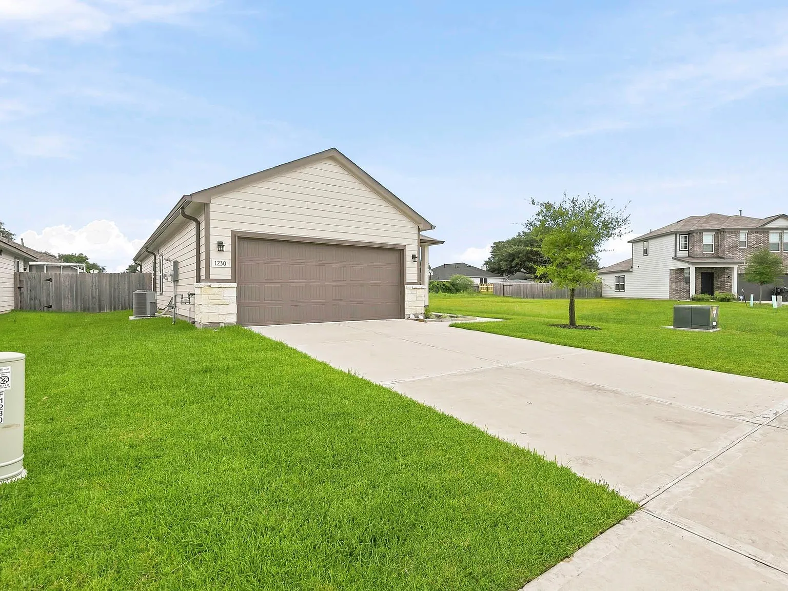 3 bed, 2.0 bath, 1397 sqft, $2,250 — Photo 2