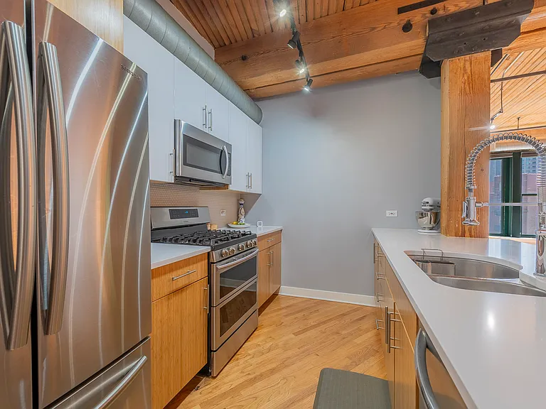 411 W Ontario St — Photo 14